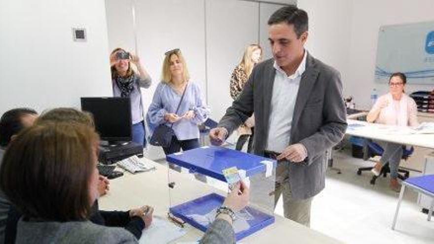 El presidente del PP ibicenco votó en la sede del partido en Ibiza.