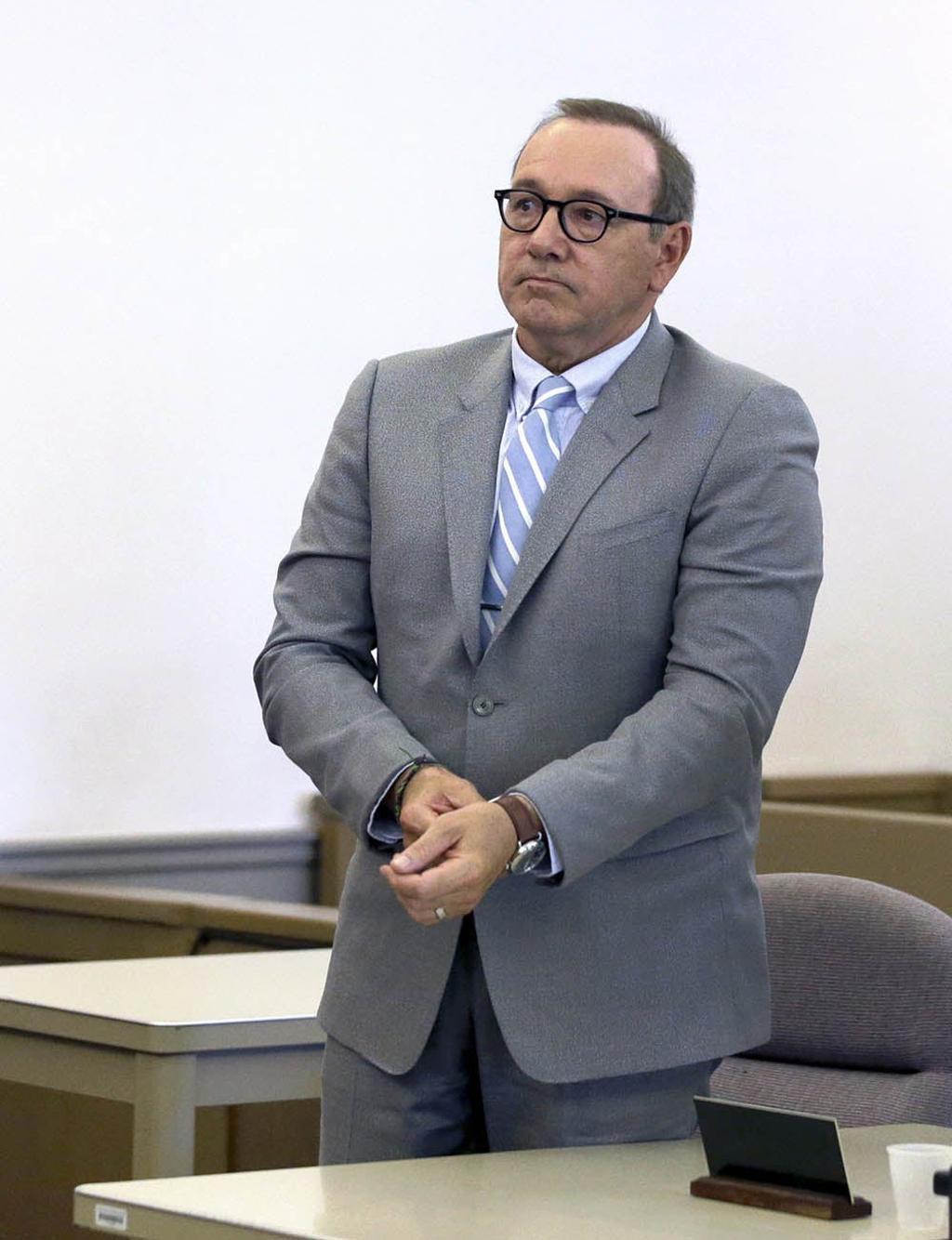 Kevin Spacey vestido de traje en los tribunales