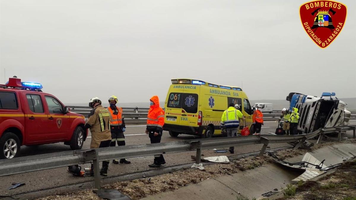 Herido el conductor de un camión tras volcar en la A-2, en el término municipal de La Muela (Zaragoza).