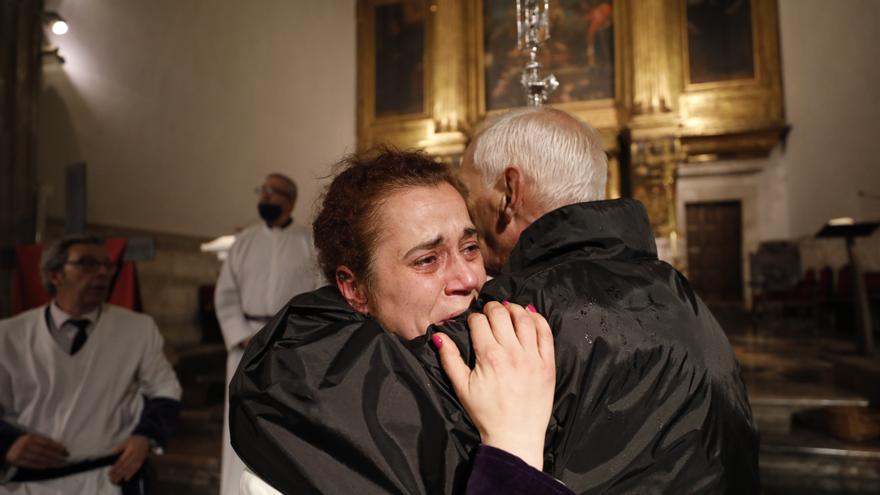 EN IMÁGENES: La lluvia da al traste con la procesión del Silencio en Oviedo, pero no ahoga el fervor cofrade