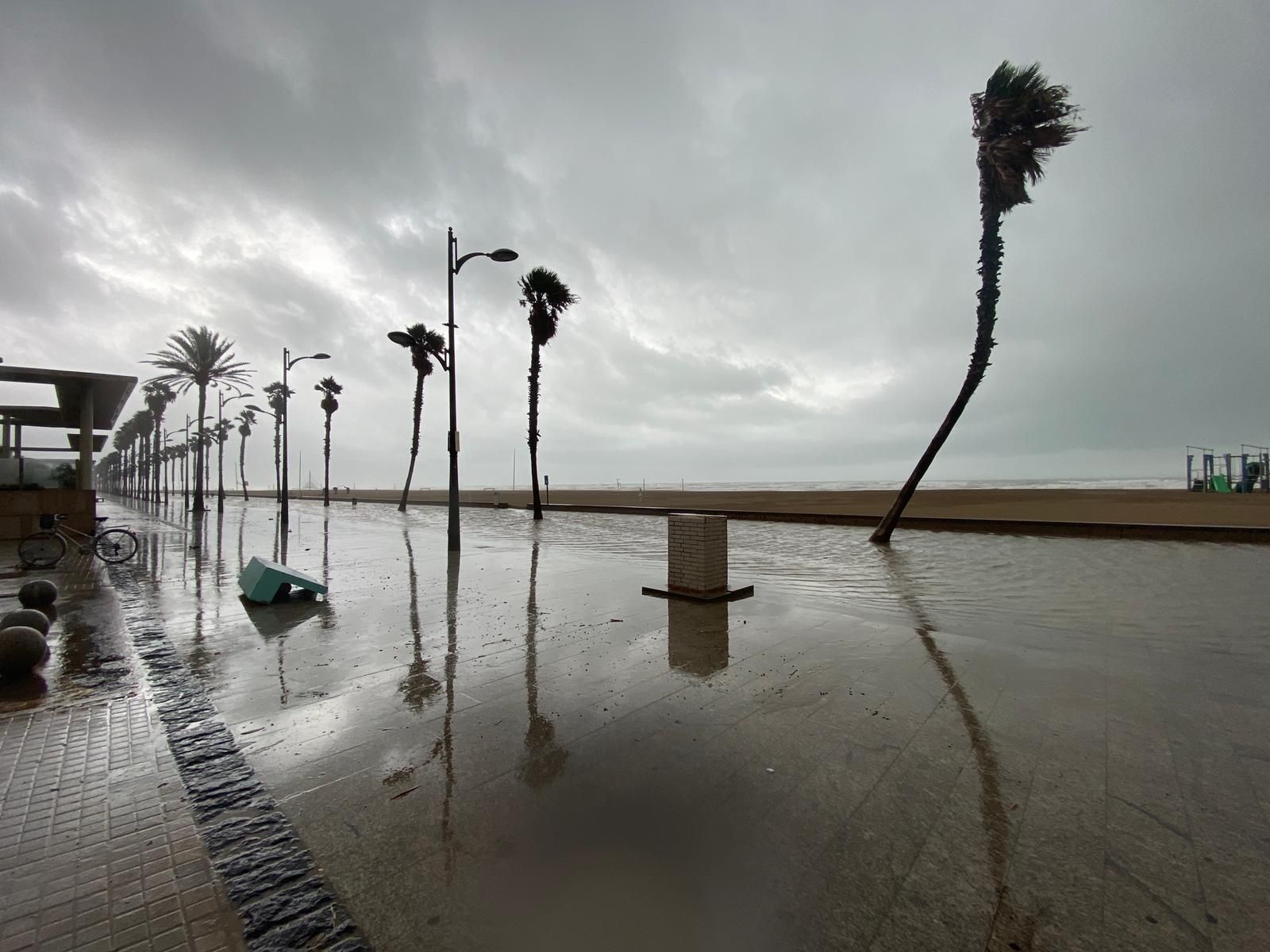 El paseo de la Patacona, inundado