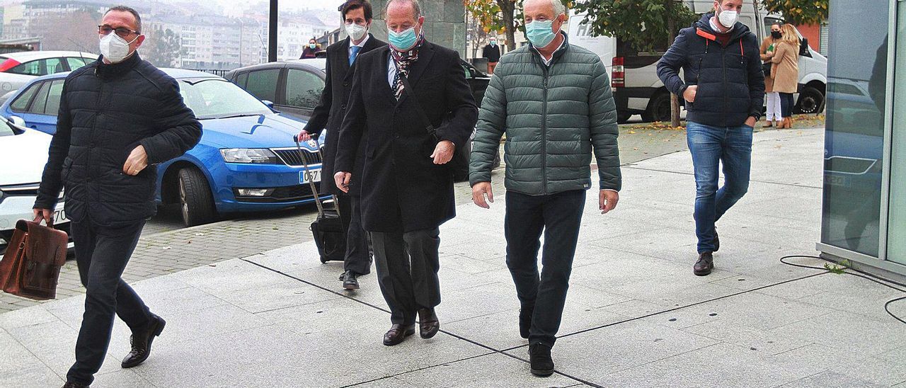 Pachi Vázquez, llegando ayer al juzgado en compañía de su abogado, Víctor Moreno. | // IÑAKI OSORIO Pachi Vázquez, llegando ayer al juzgado en compañía de su abogado, Víctor Moreno. | // IÑAKI OSORIO