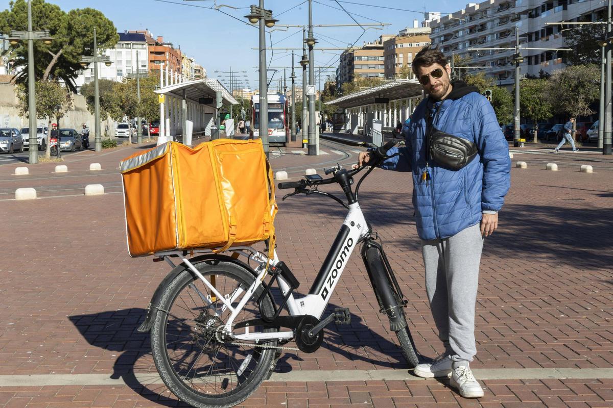 València. VLC. Los riders de Glovo alertan de inspecciones y requerimiento de papeles de la plataforma pese a no estar contratados