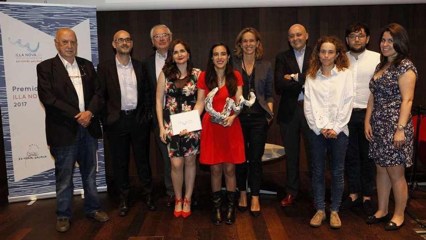 Organizadores e o xurado do premio posan coa gañadora Vanesa Santiago (5 e) e Ferrín (e). // J. Lores