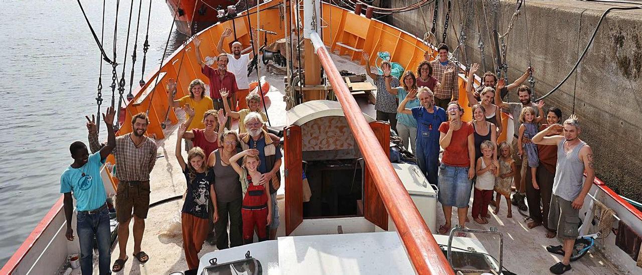 Los miembros de Spirebo a bordo del “Stahlratte”, el velero en el que viajarán.   | // FOTOS: ALBA VILLAR