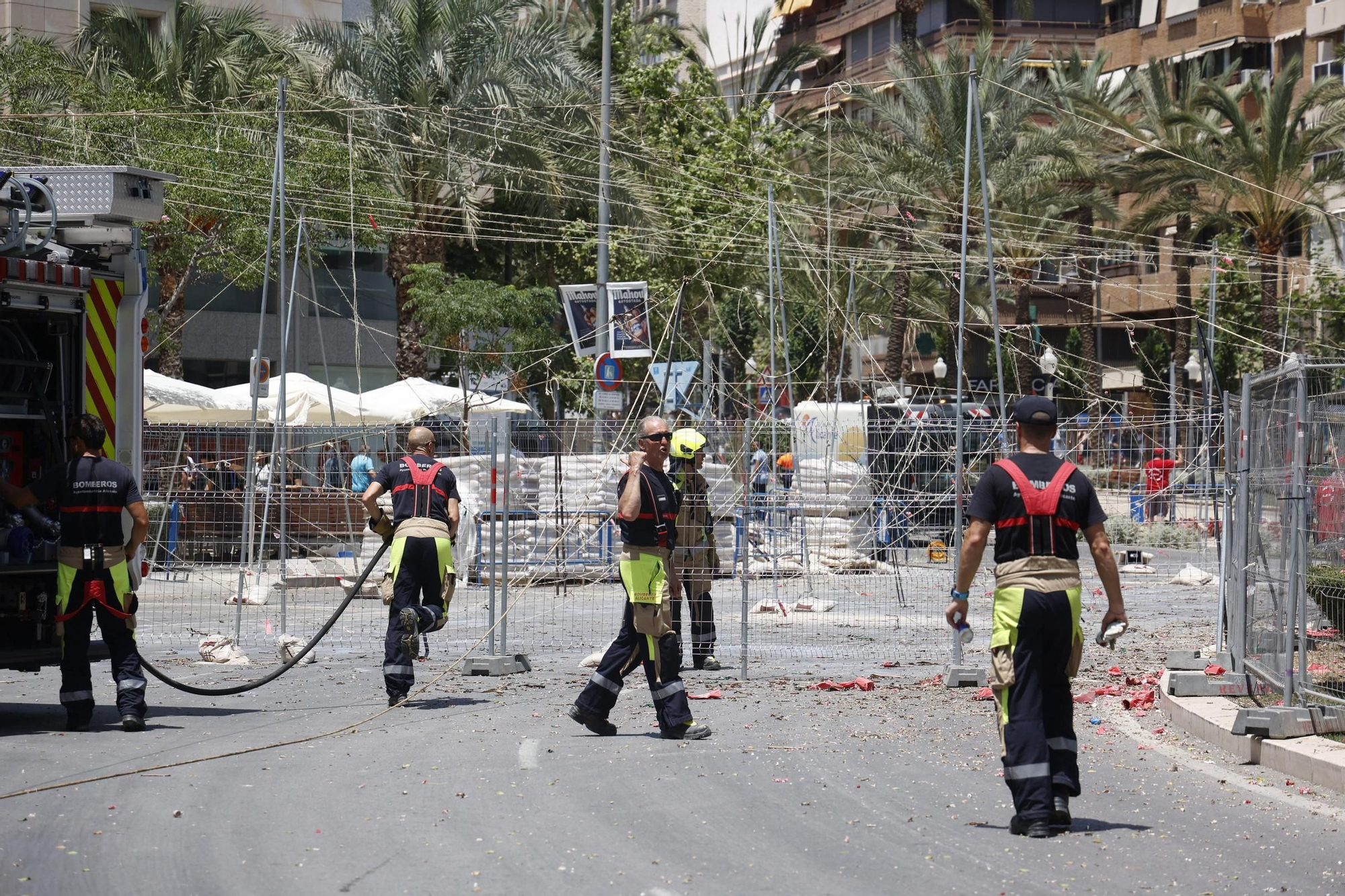 Un incendio en la plaza de los Luceros durante la mascletà