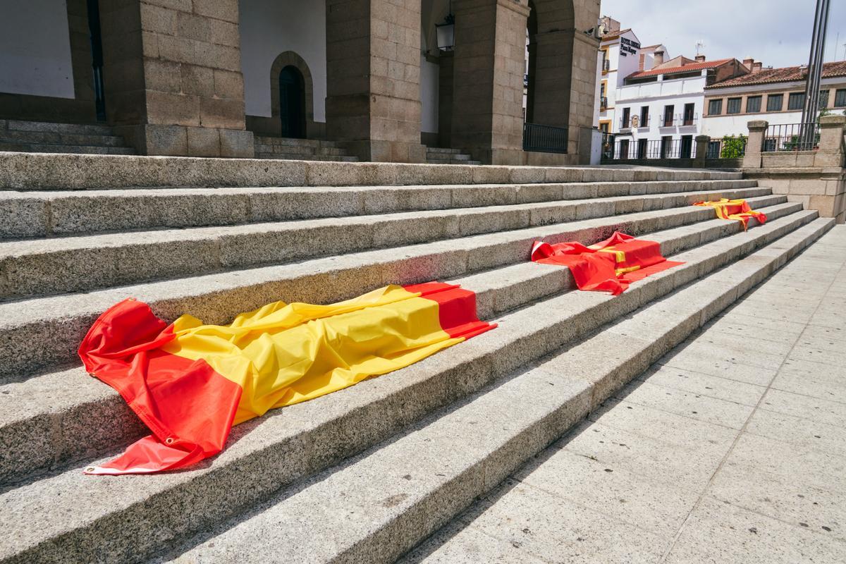 Imagen de las banderas de MaisMenos en las escaleras de la plaza Mayor.