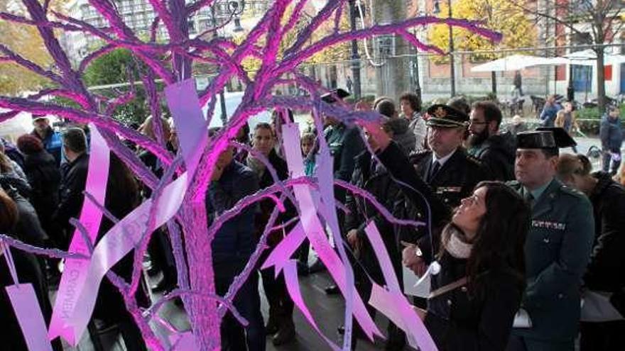 Un &quot;árbol&quot; con cintas con el nombre de las mujeres asesinadas en 2017, en los actos del 25-N del año pasado en Begoña.