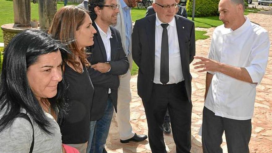 Baiget escolta les indicacions d&#039;Ignasi Sala en la visita d&#039;autoritats, ahir