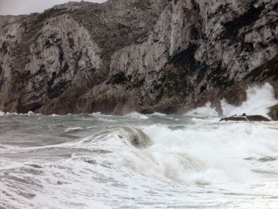 Grandes olas en les rotes de Dénia