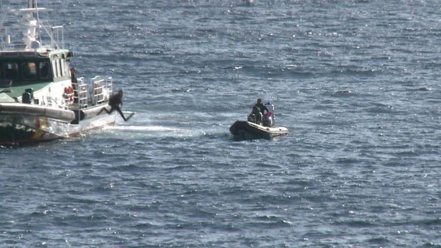 Los buzos de la Guardia Civil durante una actuación anterior.