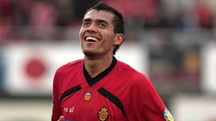 Arango celebra su triplete el 9 de marzo de 2008.