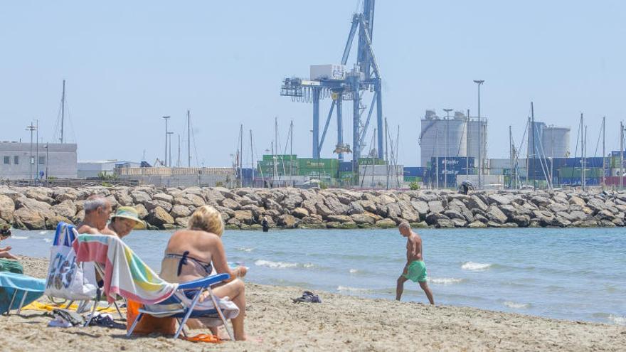 Bañistas en la playa de San Gabriel, pegada al Puerto.