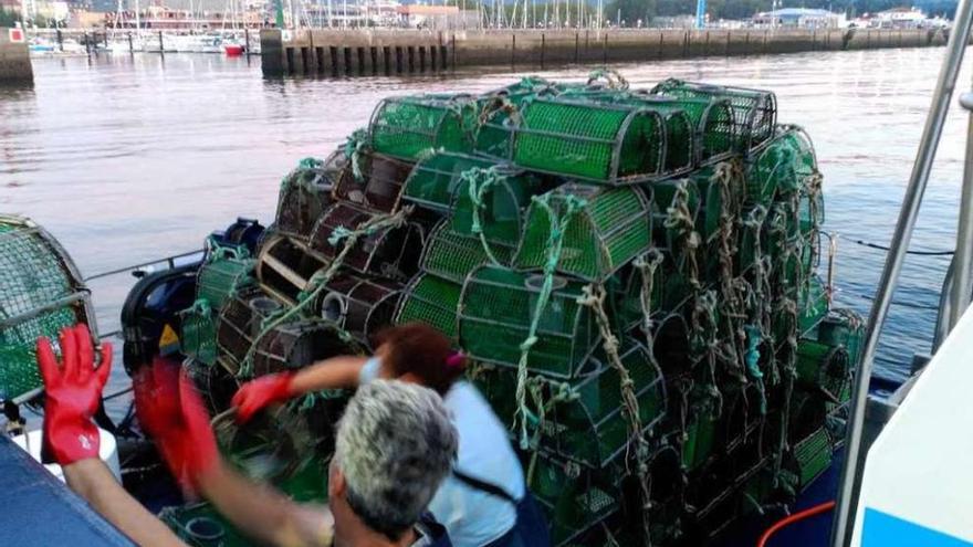 Las nasas de pulpo decomisadas por Gardacostas de Galicia en O Grove y trasladadas a Vilagarcía.