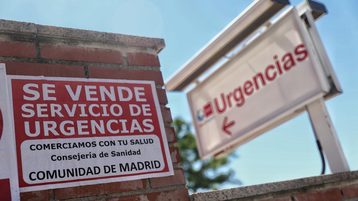 Archivo - Un cartel en el que se lee: 'Se vende servicio de urgencias' en el SUAP del Centro de Salud Mar Báltico