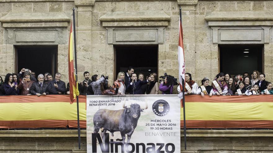 Concesión del Toro Enmaromado de Benavente en las fiestas de la Veguilla.