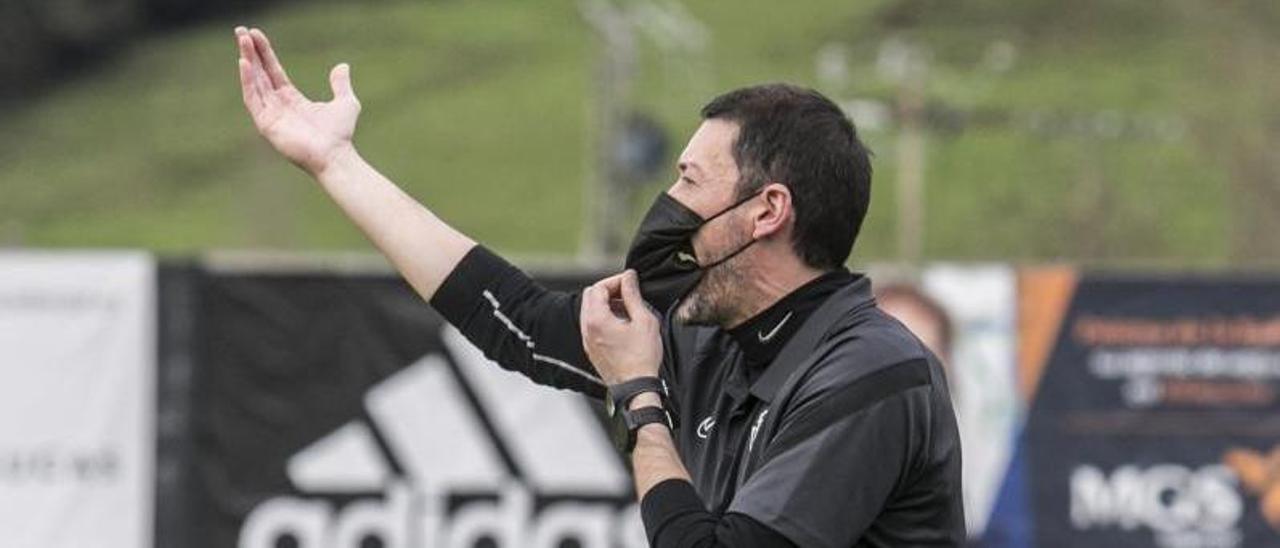 Sergio Sánchez da instrucciones a sus jugadores durante un partido. | I. Collin