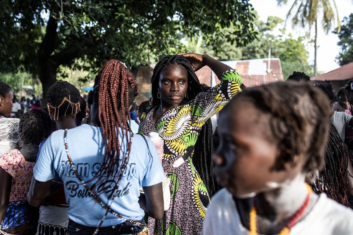 Jóvenes, vestidos con sus trajes tradicionales, asisten a una ceremonia que marca el final del proceso de iniciación anual para hombres jóvenes en Kabrousse, Senegal.