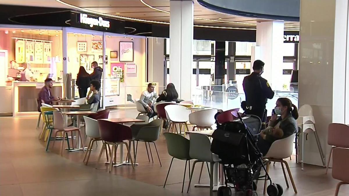 Locales de restauración abiertos en el interior del centro comercial Diagonal Mar.