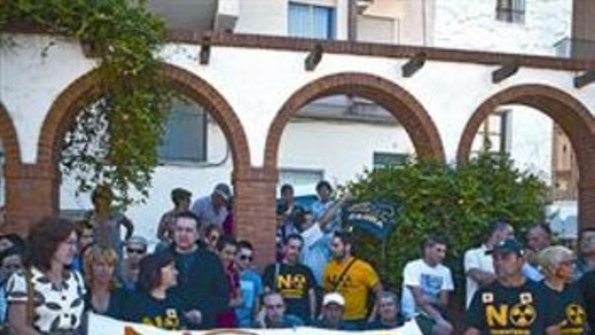 Protesta contra el cementerio nuclear en Zarra (Valencia), el sábado.