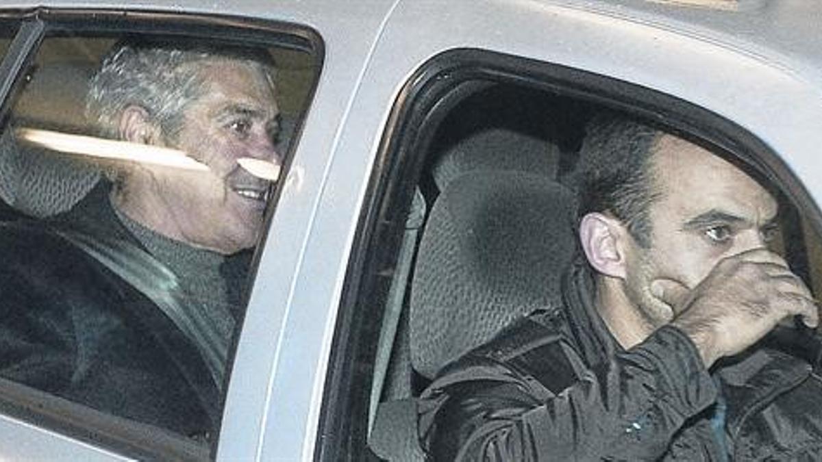 José Sócrates, en el asiento trasero del coche en el que el domingo abandonó las dependencias judiciales, tras declarar por segundo día.