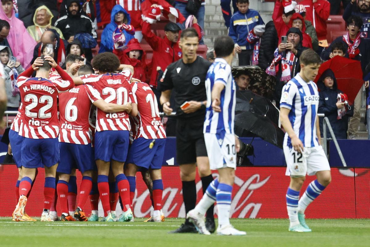 MADRID, 28/05/2023.- Los jugadores del Atlético de Madrid celebran el gol de su equipo durante el partido de la jornada 37 de LaLiga que este domingo juegan Atlético de Madrid y Real Sociedad en el Civitas Metropolitano. EFE/ Rodrigo Jiménez