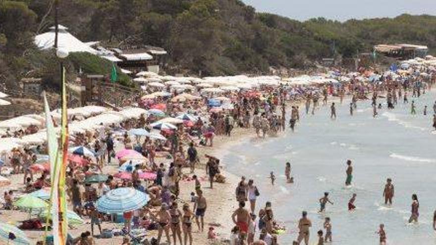 La playa de ses Salines, llena de bañistas, en una imagen de archivo.