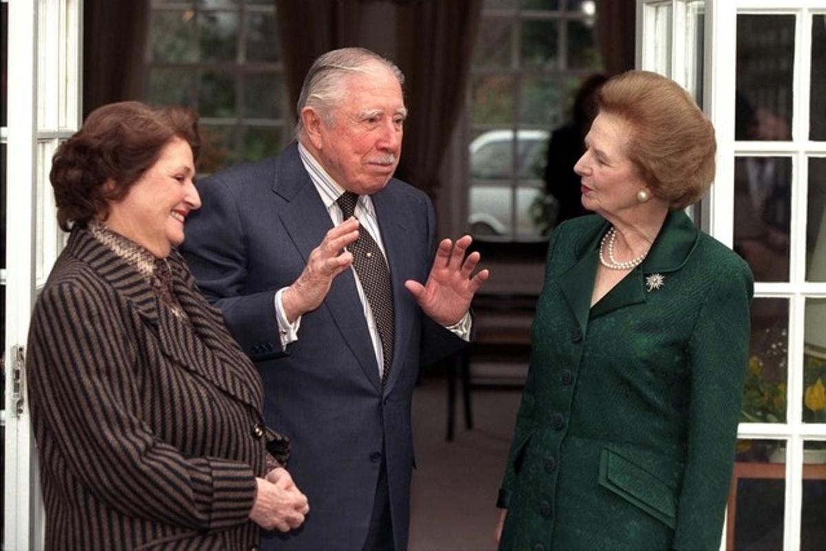 Thatcher saluda al dictador chileno Augusto Pinochet y a la esposa de este, el 26 de marzo de 1999 en Surrey.
