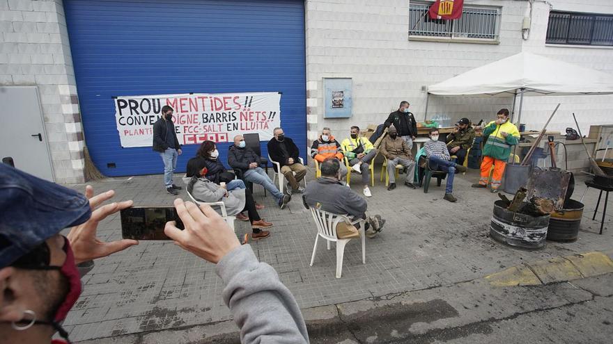 Els treballadors del servei de recollida d’escombraries a Salt fan vaga des del 25 de desembre. | MARC MARTÍ