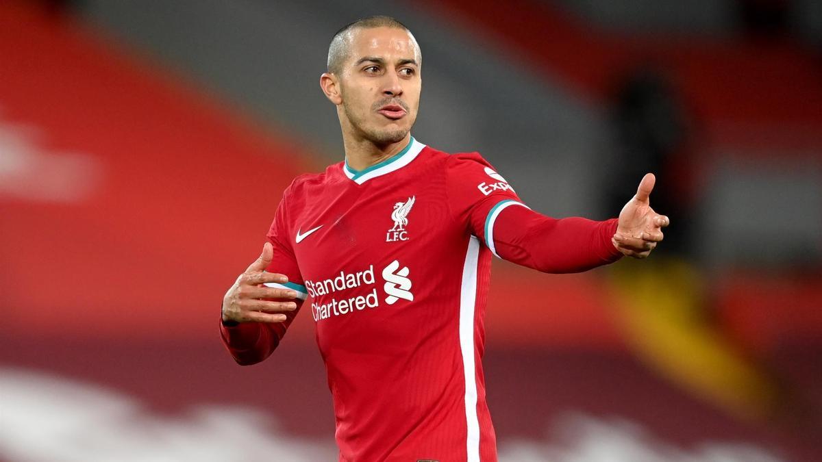 Thiago Alcántara durante un partido del Liverpool.