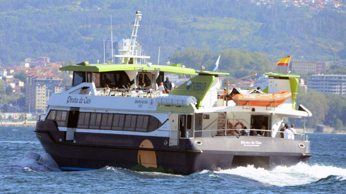 Llegada de turistas de las islas Cíes a Cangas. |  Gonzalo Núñez