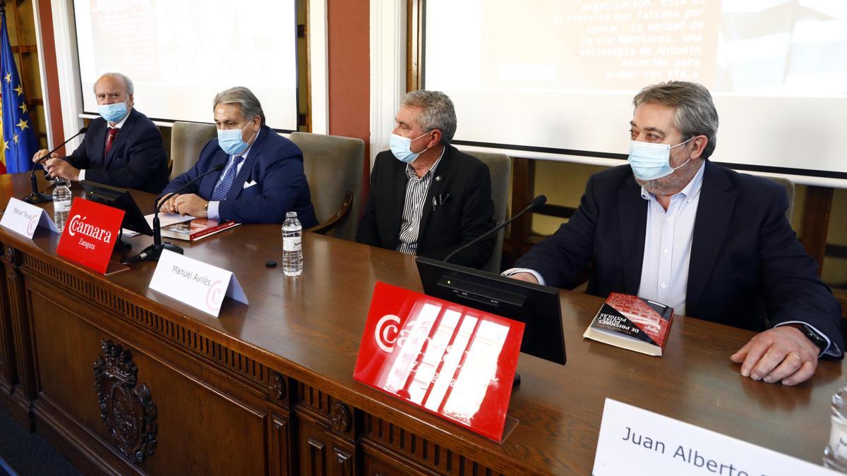 Francisco Picazo, Manuel Teruel, Manuel Avilés y Juan Alberto Belloch, ayer durante la presentación del libro en Zaragoza