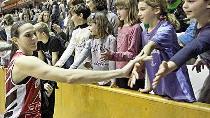 Sonja Vasic saludant uns joves aficionats de l&#039;Uni a Fontajau.