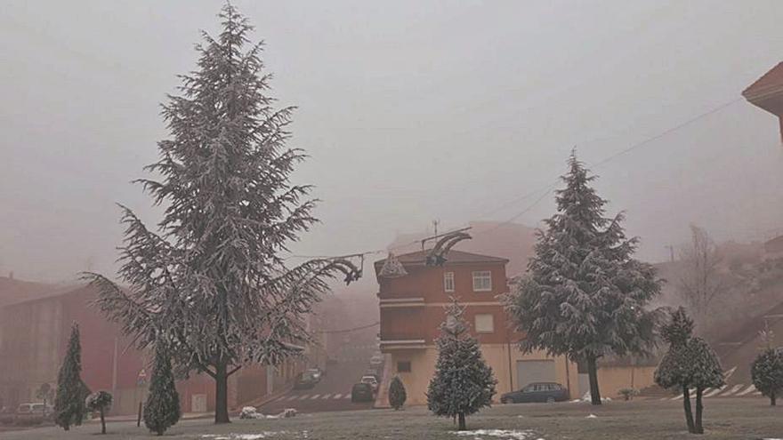 Benavente sigue blanca por la niebla congelada