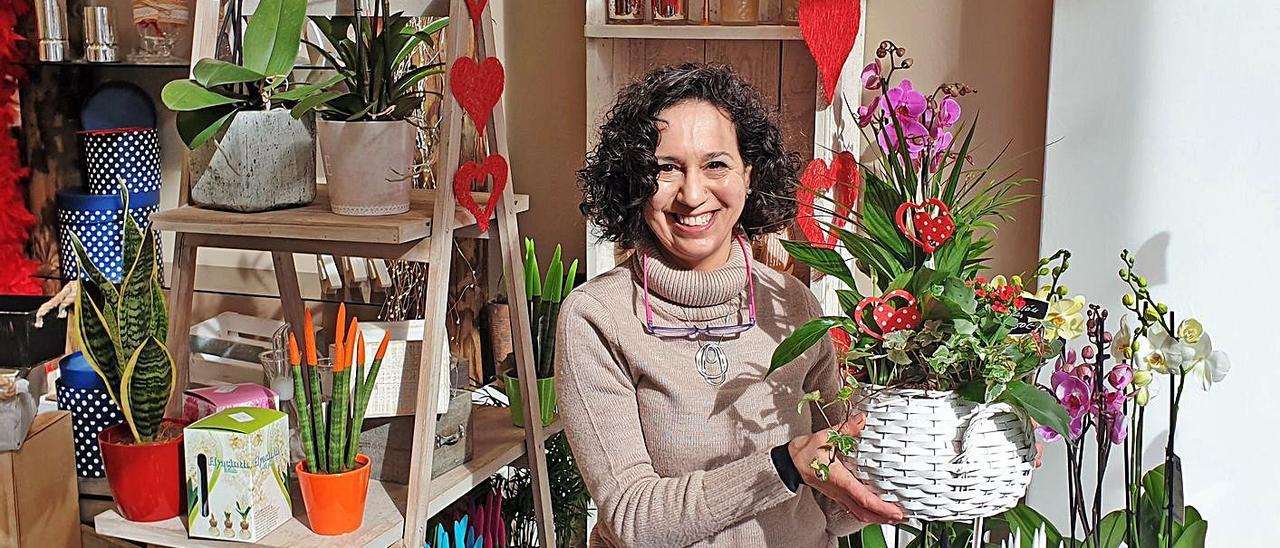 Nuria, responsable de la floristería Edén, con varios ramos para el día de San Valentín.   | // MARTA G. BREA