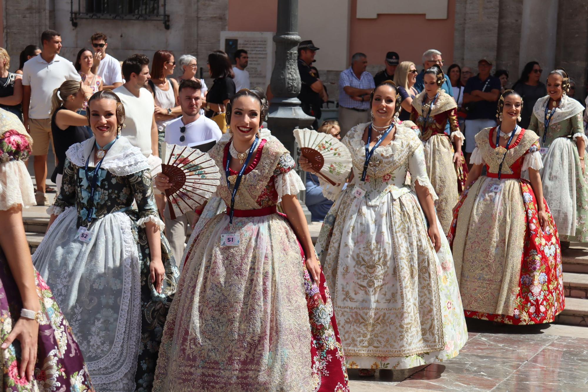 Baño de multitudes de las candidatas a Fallera Mayor de València 2025