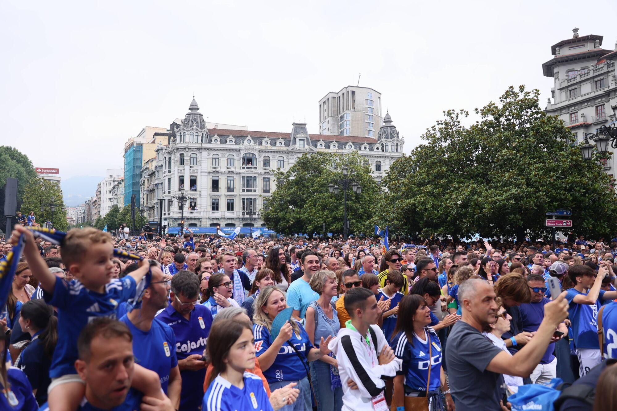 Locura azul en las calles de Oviedo para celebrar el ascenso del equipo a Primera División