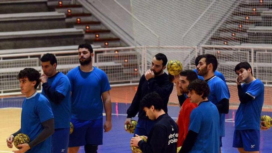 La plantilla del Teucro durante un entrenamiento en el Pabellón Municipal. // Rafa Vázquez