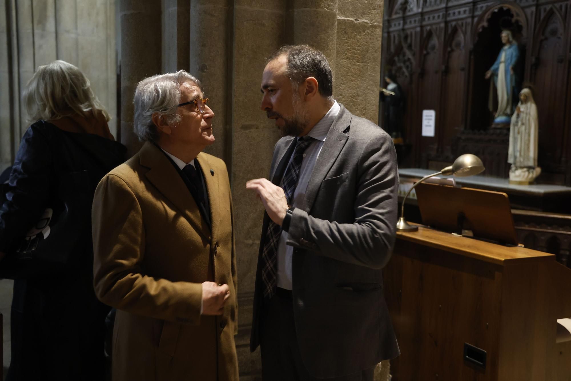 EN IMÁGENES: Emotiva despedida en Vigo a Ceferino de Blas, "hombre bueno y periodista de raza"