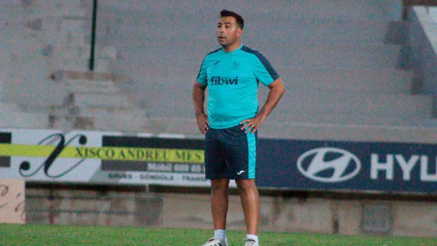 Bombazo en el fútbol mallorquín: Óscar Troya deja el Poblense y ficha por el Atlético Baleares