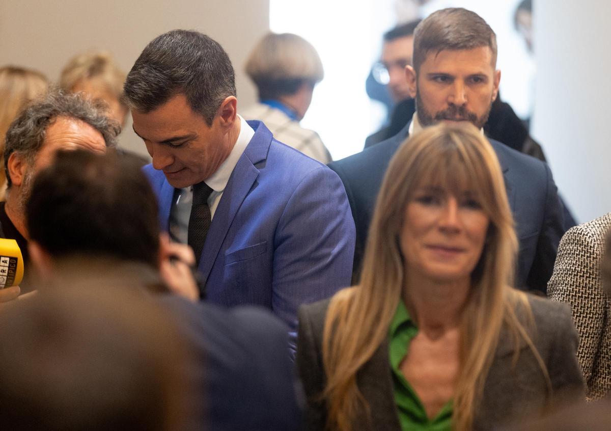 El presidente del Gobierno, Pedro Sánchez y su mujer Begoña Gómez en la presentación de un libro