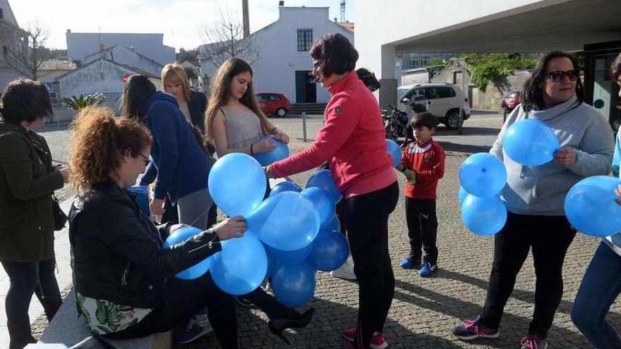 Suelta de globos azules celebrada ayer en A Illa de Arousa. // Noé Parga