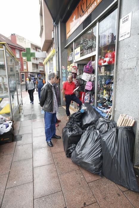 Trabajos de limpieza en la calle Llano Ponte de Avilés tras las inundaciones