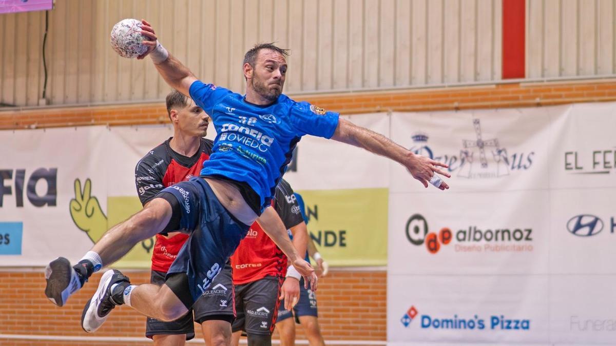 Emi Franceschetti se dispone a lanzar a portería en un partido en Vallobín.