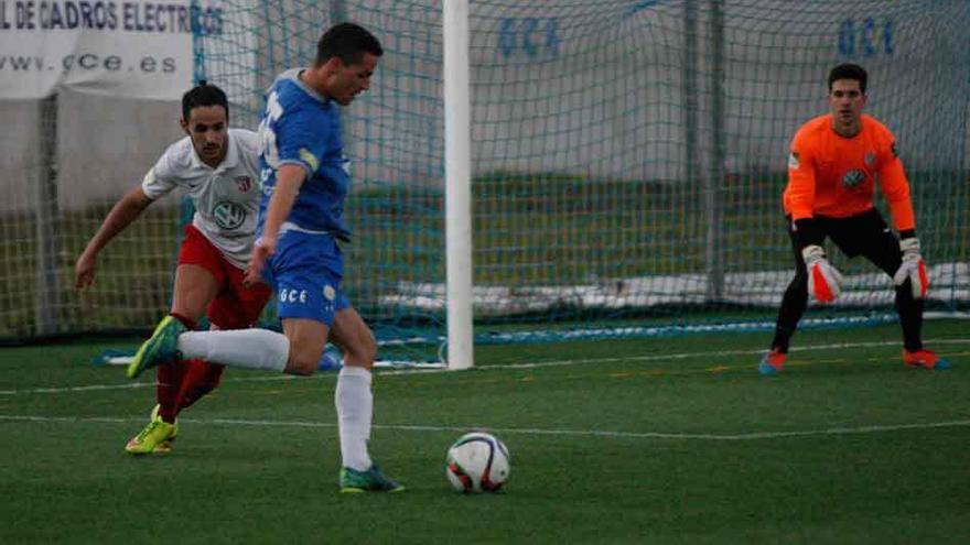 Tejedor encara portería, en el encuentro ante el Cristo Atlético.