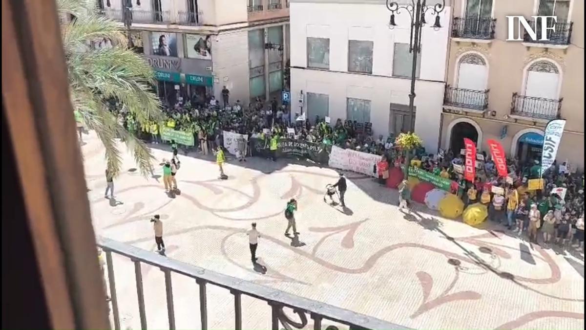 Los profesores se manifiestan en la Plaça de Baix de Elche por la educación pública