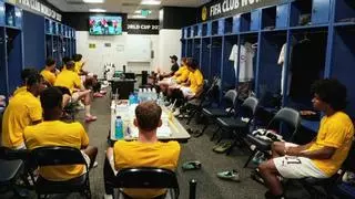 Los suplentes del Dortmund ven el partido de su equipo por la tele desde el vestuario por el calor