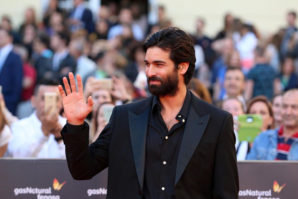 El Festival comienza con el tradicional baño de masas de los actores y actrices en la alfombra roja de la gala inaugural del certamen