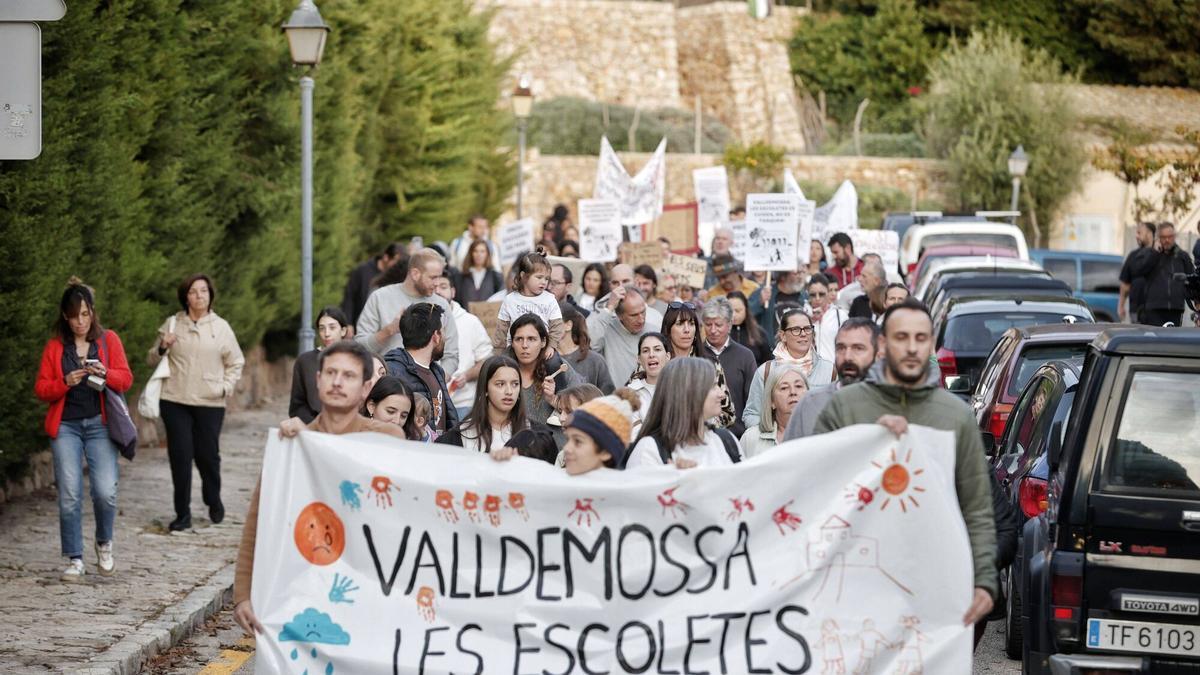 VÍDEO | Manifestación en la escoleta de Valldemosa ante el inminente cierre del servicio