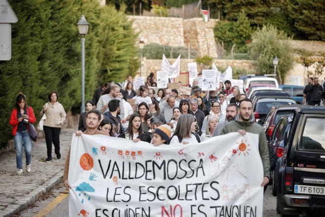 Más de 200 vecinos se manifiestan en Valldemossa contra el cierre de la 'escoleta' municipal